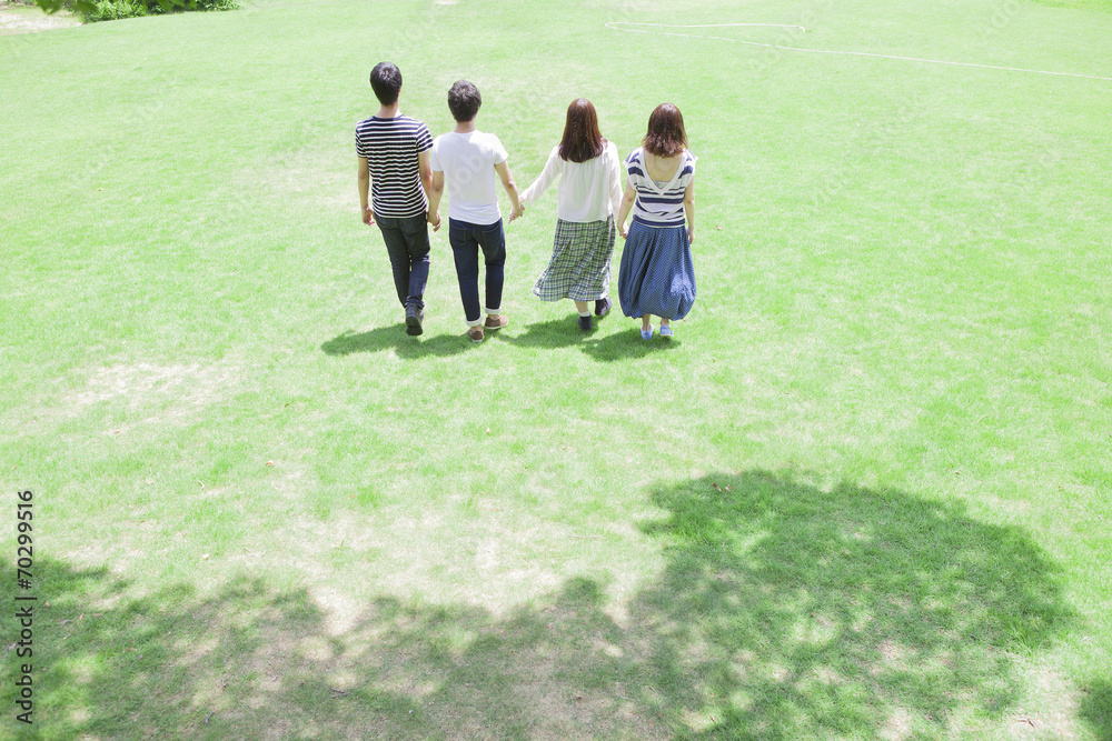 団結する若者達 団結する若者達