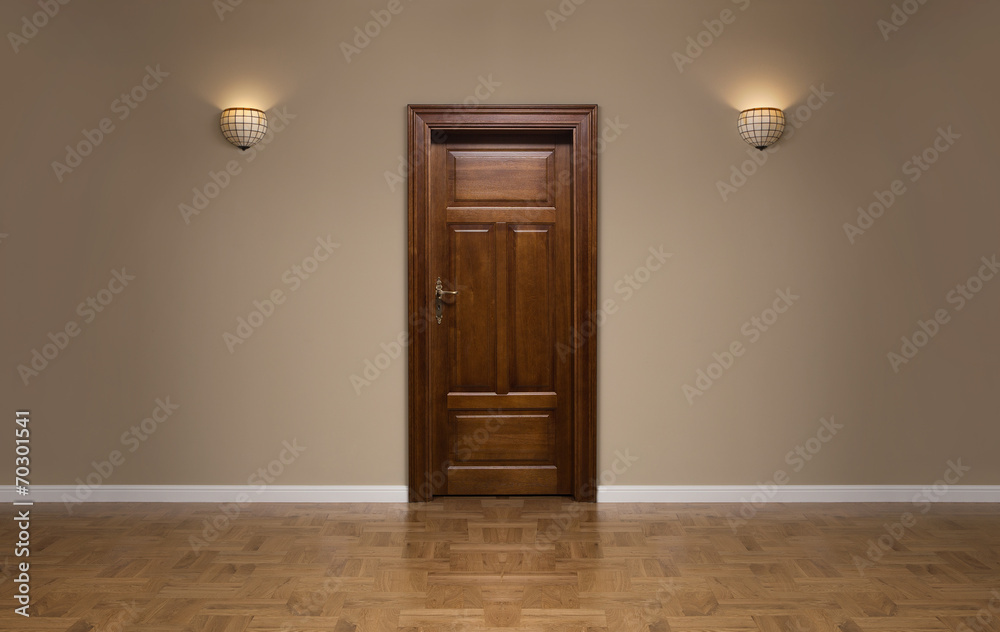Closed wooden door in the empty room with copy space - obrazy, fototapety, plakaty 