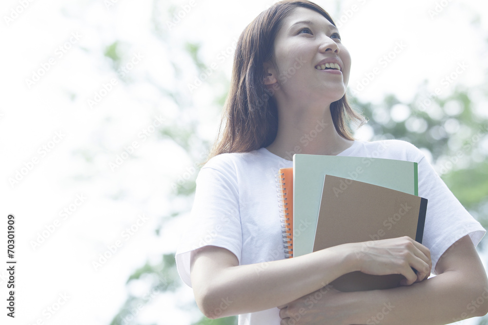 Obraz premium 微笑む女子学生