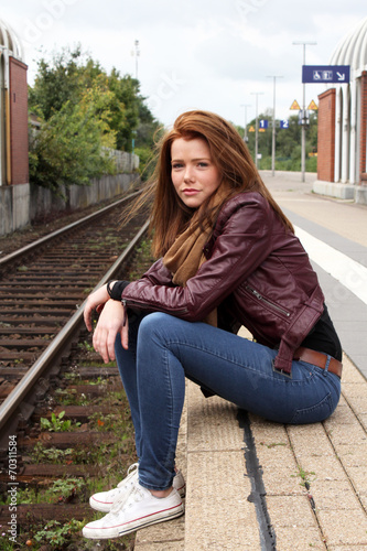 junge Frau wartet auf Ihren Zug