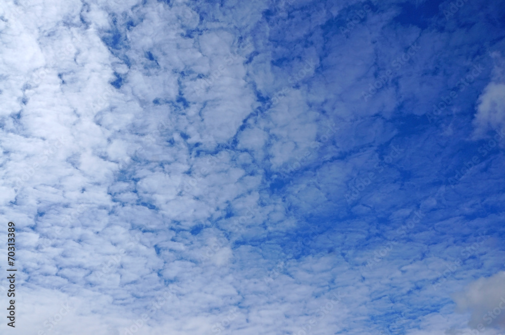 Obraz premium Blue sky with white clouds as background