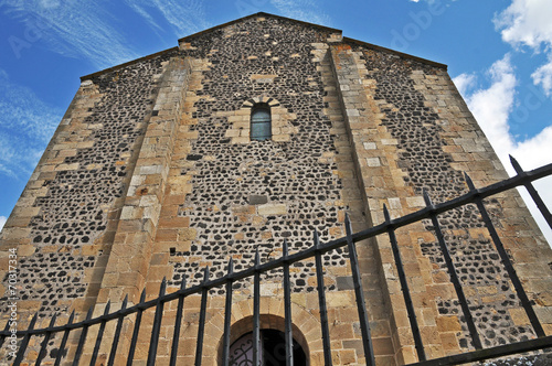 Il villaggio di Saint Saturnin, Auvergne - chiesa di Notre Dame photo