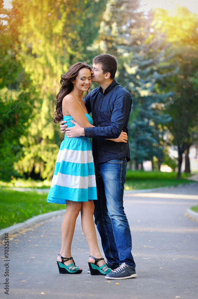 Obraz premium Happy young couple in love at the park.
