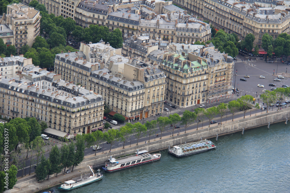 Immeubles parisiens au bord de la Seine