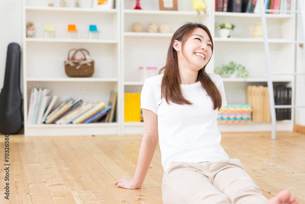 部屋でリラックスする女性 部屋でリラックスする女性