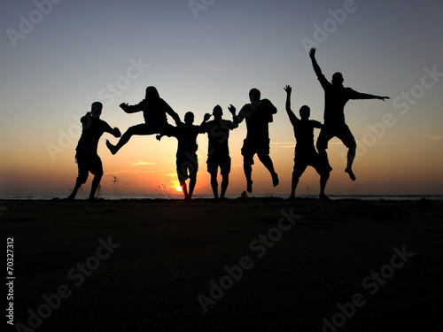 Feiern am Strand bei Sonnenuntergang