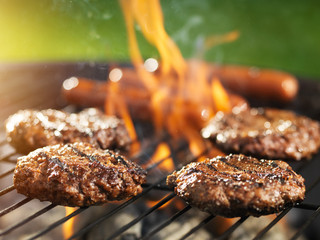 Stickers Grill / Barbecue Hamburgers en hotdogs op vlammengrill  © Joshua Resnick
