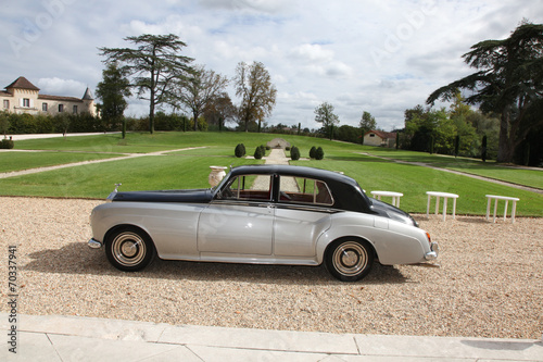 voiture de luxe de collection dans le parc du château 