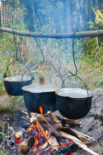 gotowanie posiłku na ognisku w metalowych naczyniach