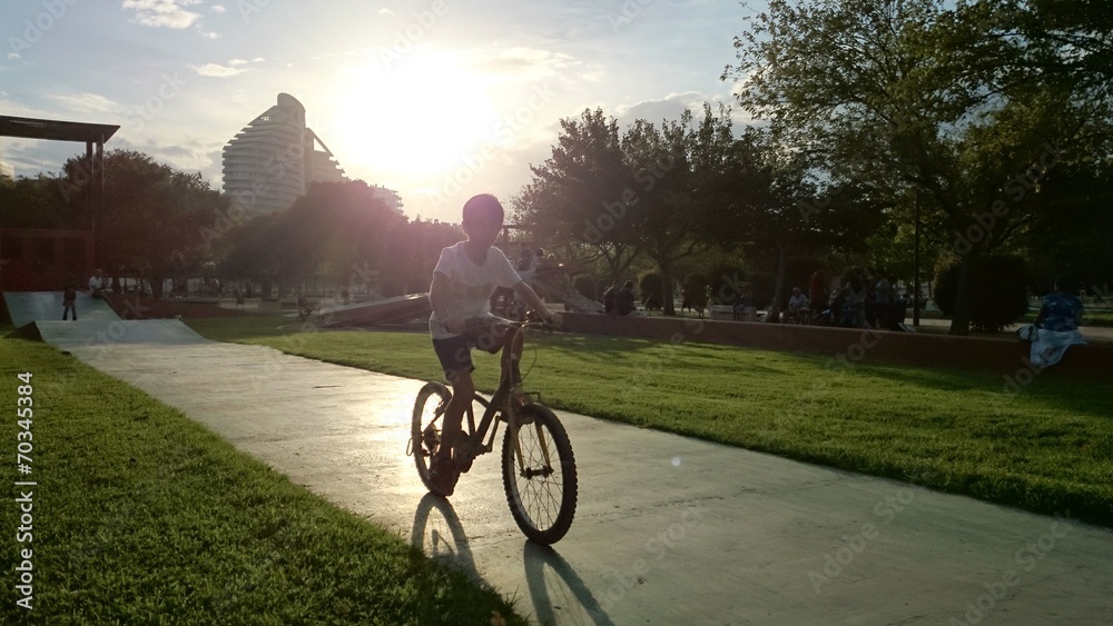 Fototapeta premium Niño pedaleando en el parque