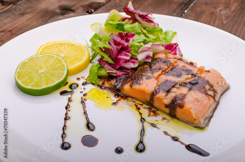 Foto Salmon with a reduction of balsamic vinegar and sugar