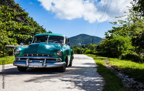 Cuba Oldtimer fährt auf der Strasse