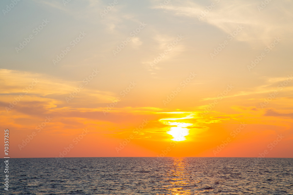 Obraz premium Sonnenuntergang mit Meer und Horizont als Hintergrund