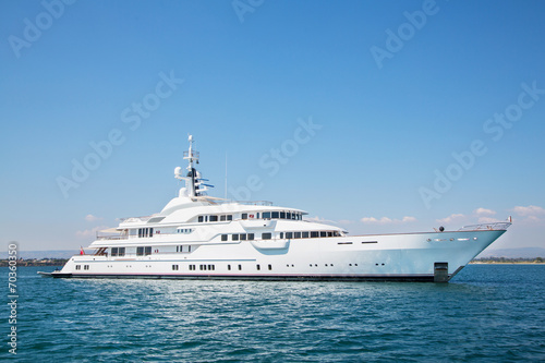 Luxus Yacht am Meer bei blauem Himmel
