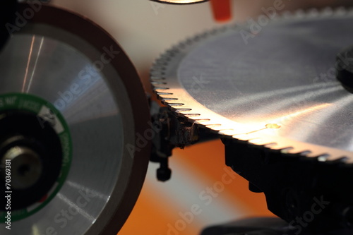 machine for sharpeninig a circular saw blade
