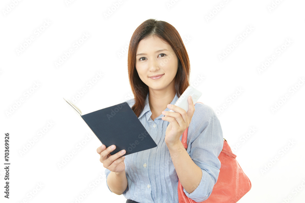 スマートフォンを持つ女性 スマートフォンを持つ女性