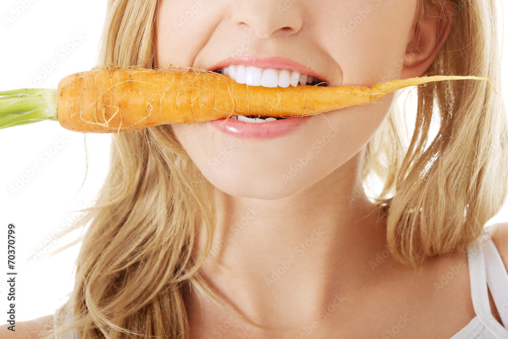 Young woman with the carrots