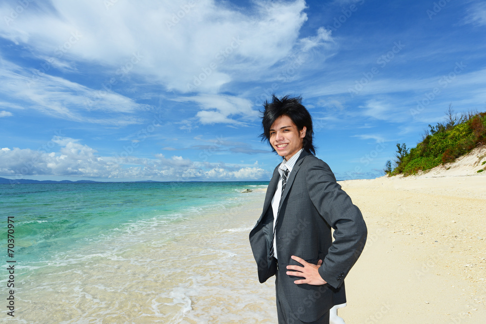 南国の美しいビーチと笑顔の男性 南国の美しいビーチと笑顔の男性