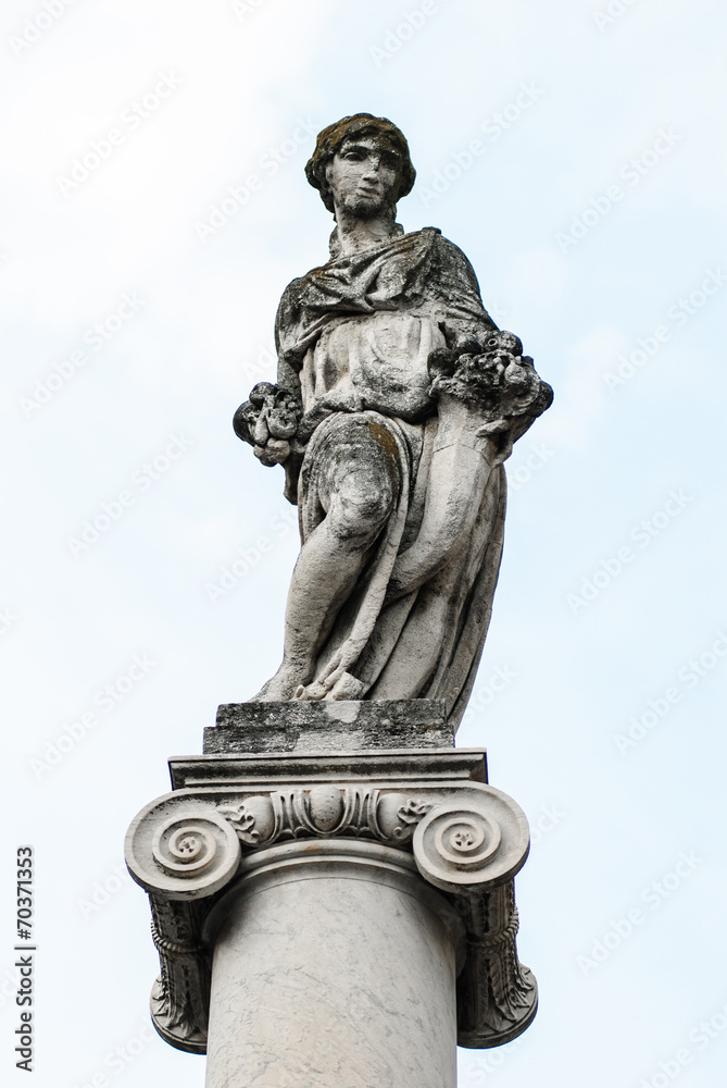 Statua dell'abbondanza e colonna, Piazza Carioli, Pisa