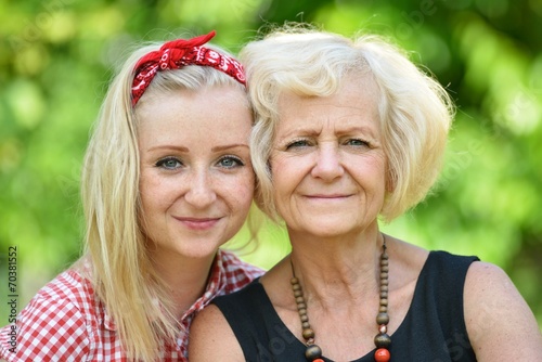 Obraz na płótnie Mother and daughter in park. w salonie