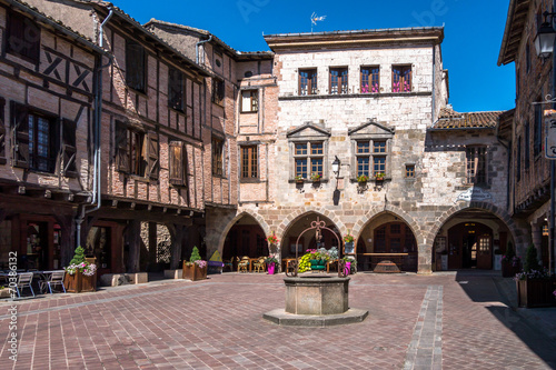 Castelnau-de-Montmiral place du village