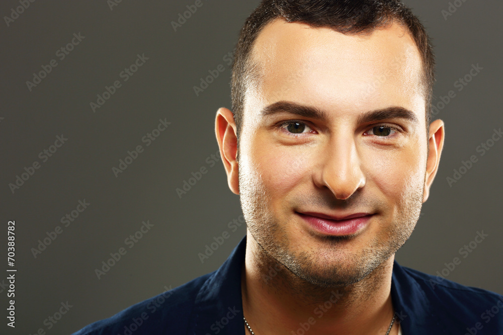 Obraz premium Closeup portrait of handsome man on gray background