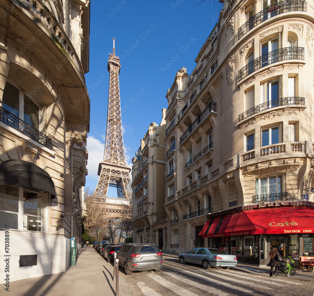 Fototapeta premium Paryska scena uliczna z wieżą Eiffla
