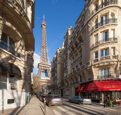Paris Straßenszene mit Eiffelturm © eyetronic