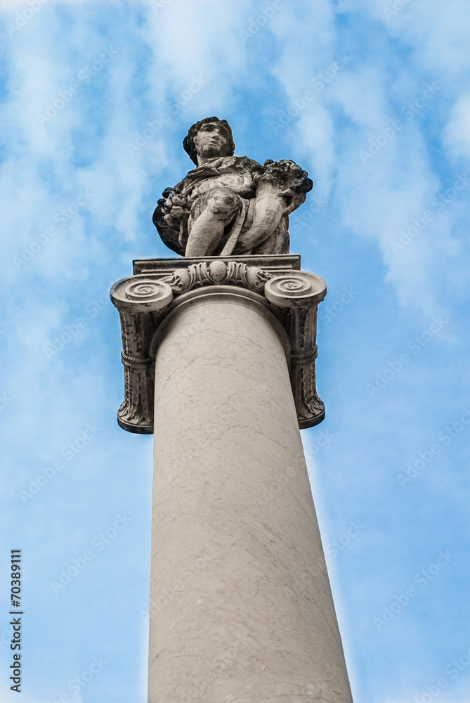 Statua dell'abbondanza e colonna, Piazza Carioli, Pisa
