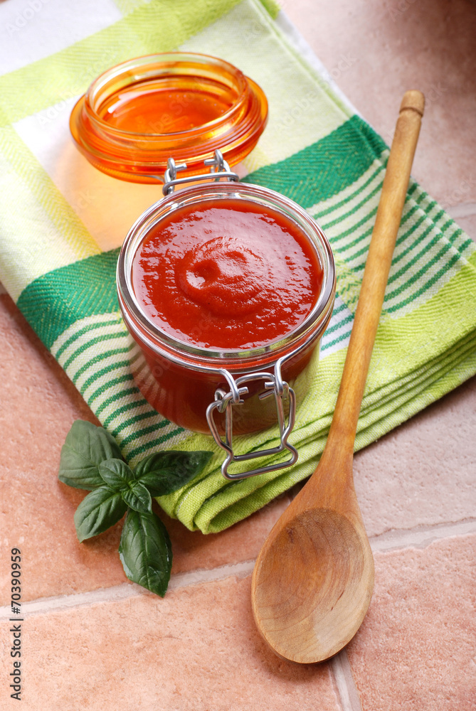 Fototapeta premium salsa di pomodoro fatta in casa nel barattolo di vetro