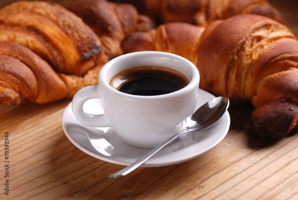 tazza di caffè espresso con brioche tazza di caffè espresso con brioche