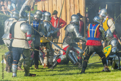 Combat de chevaliers en armure - Spectacle médiéval et moyen- © Alonbou