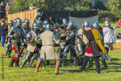 Combat de chevaliers en armure - Spectacle médiéval et moyen-