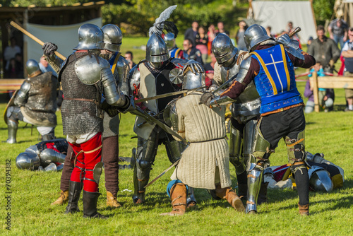 Combat de chevaliers en armure - Spectacle médiéval et moyen-