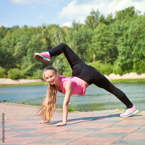 Девушка занимается спортом на природе