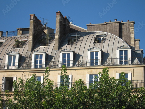 Toit en zinc et chambre de bonnes d'immeuble de Paris
