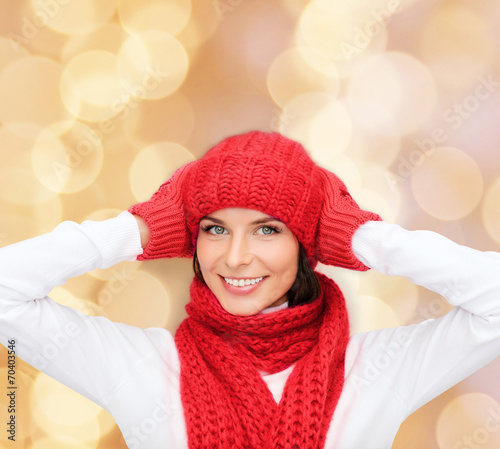 Quadro su tela smiling young woman in winter clothes
