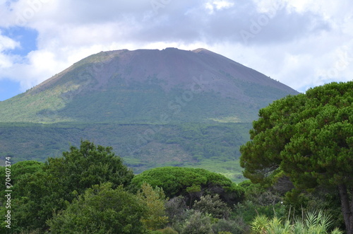 Pot    ny majestatyczny wulkan Wezuwiusz w po  udniowych W  oszech