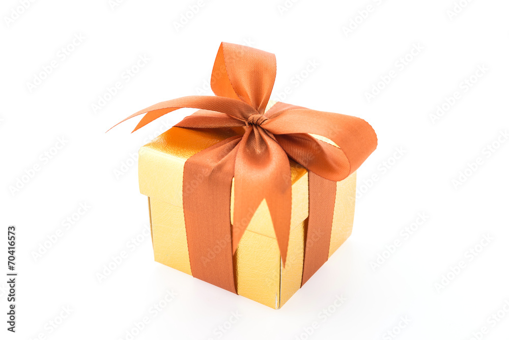 Obraz premium Gold gift box isolated on white background