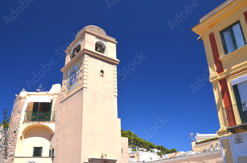 Piękna wieża zegarowa na wyspie Capri we Włoszech