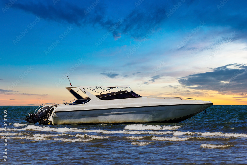 Obraz premium Motorboat on twilight time