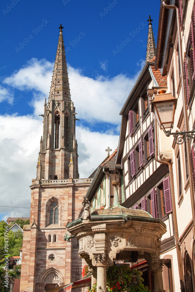 Eglise st Pierre et Paul et puit à six seaux d'Obernai, Alsace Eglise st Pierre et Paul et puit à six seaux d'Obernai, Alsace
