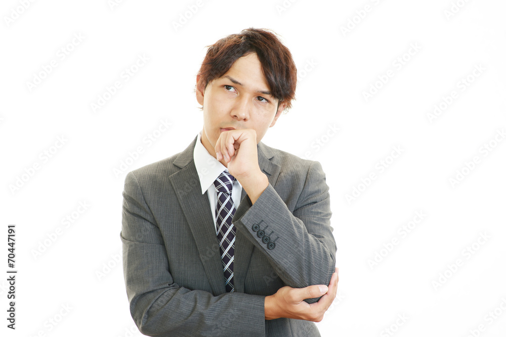 疲れた表情のビジネスマン