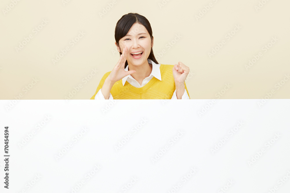 メッセージボードと応援する女性 メッセージボードと応援する女性