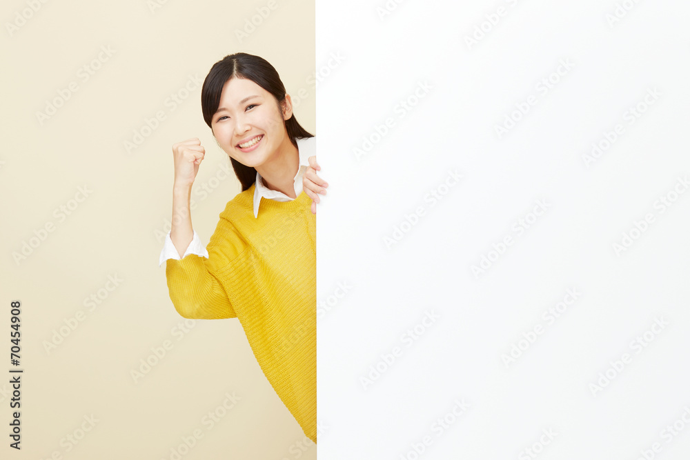 メッセージボードとガッツポーズする女性 メッセージボードとガッツポーズする女性