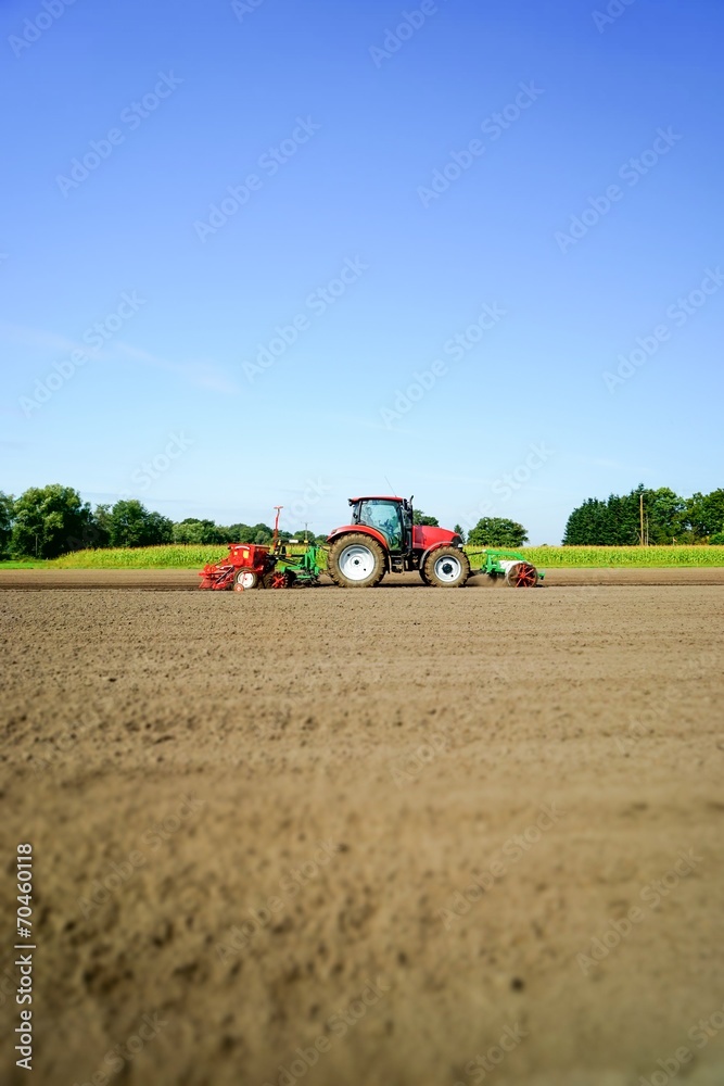 Obraz premium Ackerbau, Schlepper mit Sämaschine
