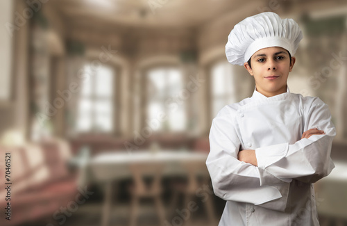 giovane chef al ristorante photo