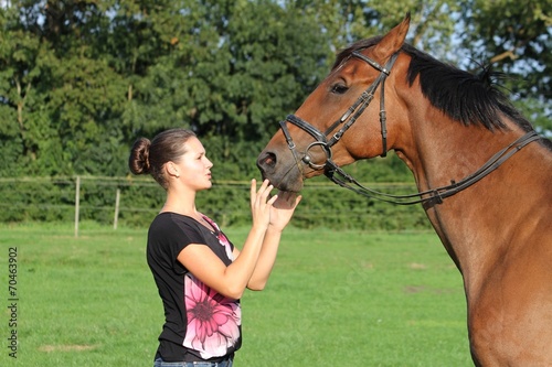 junge Frau beruhigt ihr Pferd © fotospirale