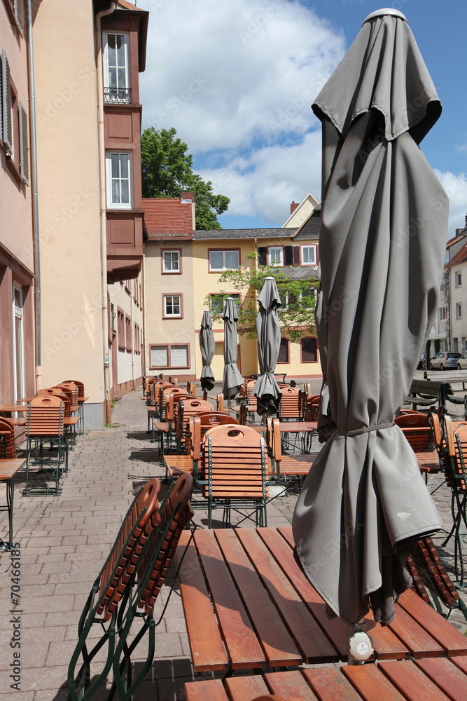 Obraz premium Café mit Tischen und Schirme