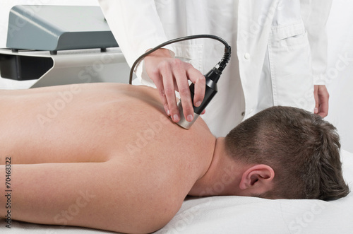 Close-up of laser treatment at physiotherapy © Orlando Bellini